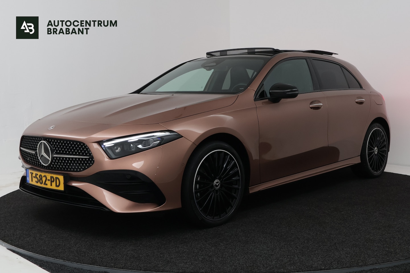 Mercedes-Benz A-klasse - 250 e AMG Line (PANORAMADAK, STOELVERWARMING, SFEERVERLICHTING, PARKEERSENSOREN) - AutoWereld.nl