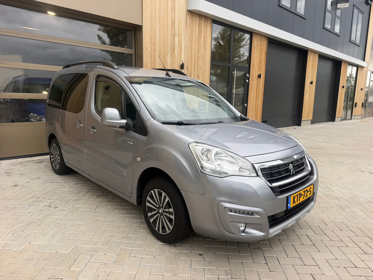 Peugeot Partner Tepee - 1.2 PureTech Allure 5drs|Airco|NAVI|Cruise controle|Trekhaak|Nieuwe APK - AutoWereld.nl