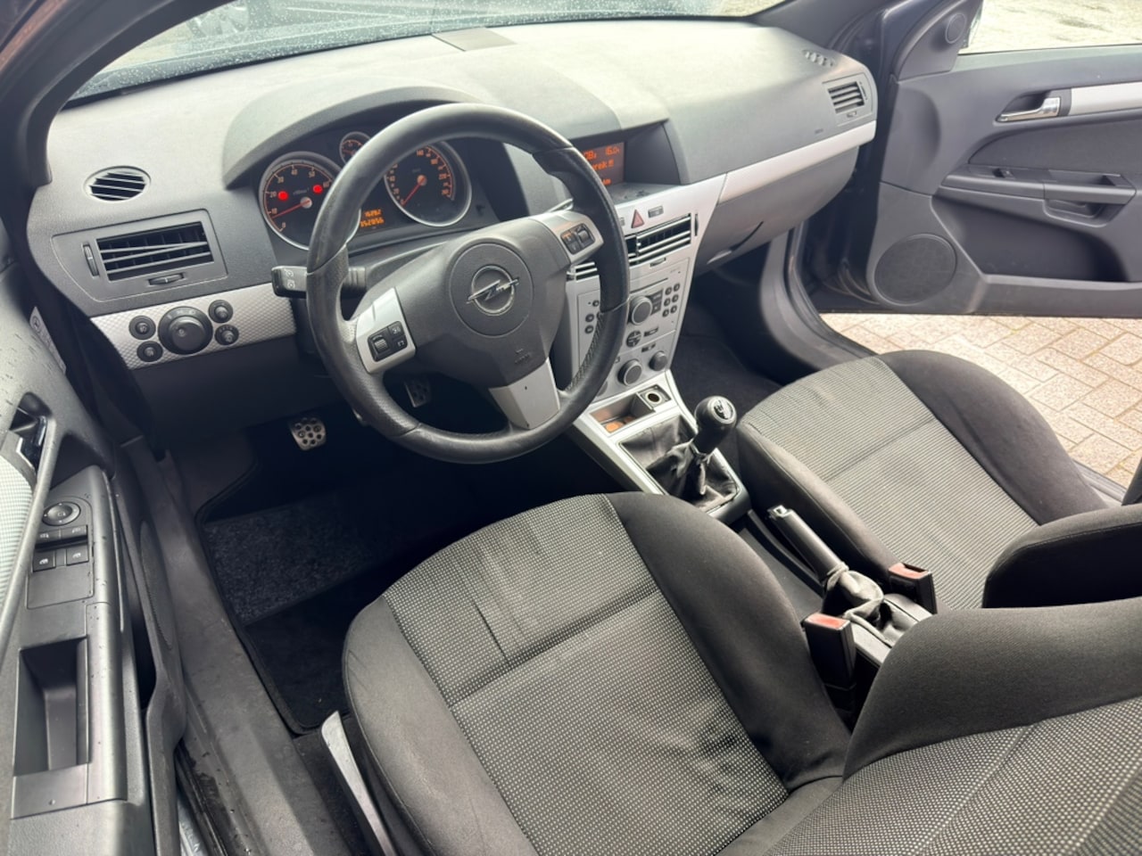 Opel Astra GTC - 1.8 Sport 140PK MET APK - AutoWereld.nl