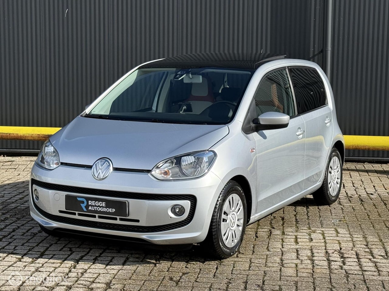 Volkswagen Up! - 1.0 high up! PANORAMADAK |CRUISE | PDC - AutoWereld.nl