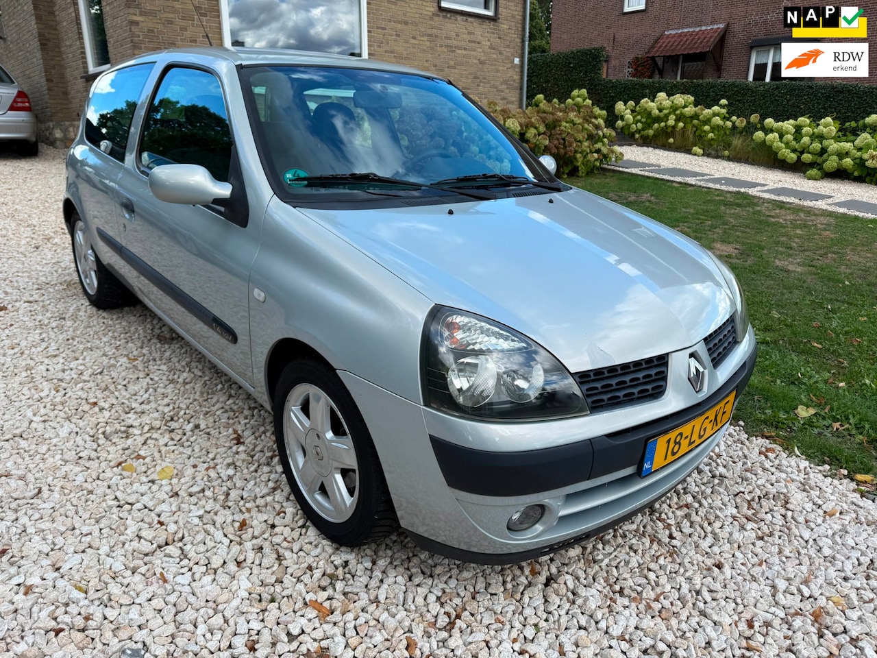 Renault Clio - 1.4-16V Privilège 1.4-16V Privilège Nieuwe APK. - AutoWereld.nl