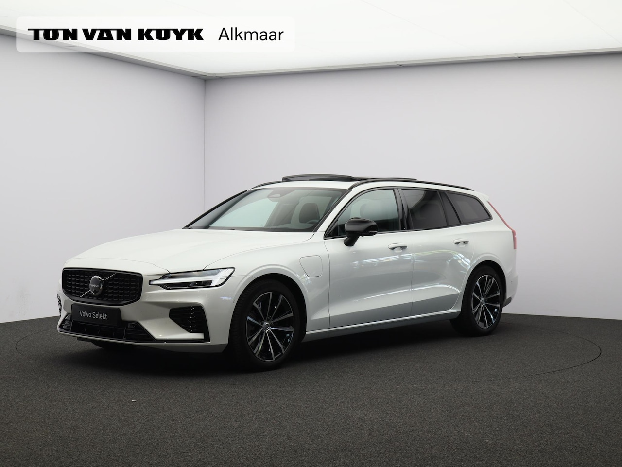 Volvo V60 - 2.0 T8 Plug-in hybrid AWD Plus Dark / Trekhaak / Pan. dak / Head up displ. / Privacy glass - AutoWereld.nl