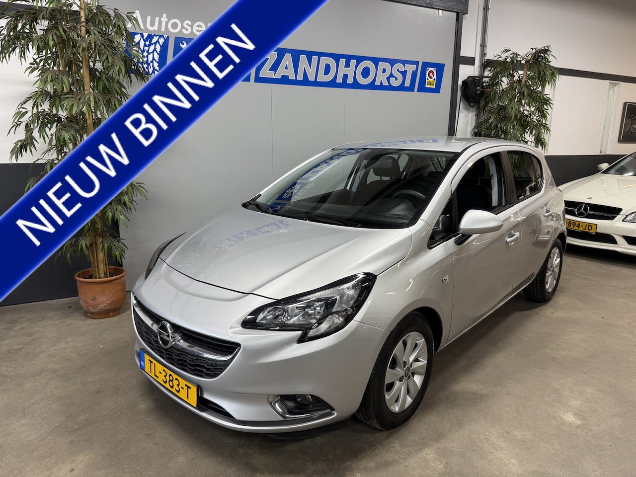 Opel Corsa - 1.2 // Airco // LM velgen - AutoWereld.nl