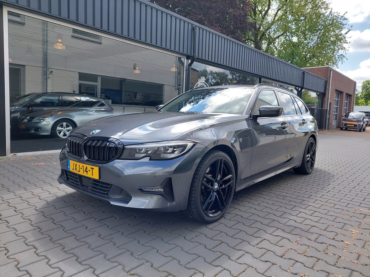 BMW 3-serie Touring - 330e Business Edition Plus 19 inch Sportstoelen Leer Clima Cruise Stoelverwarming - AutoWereld.nl
