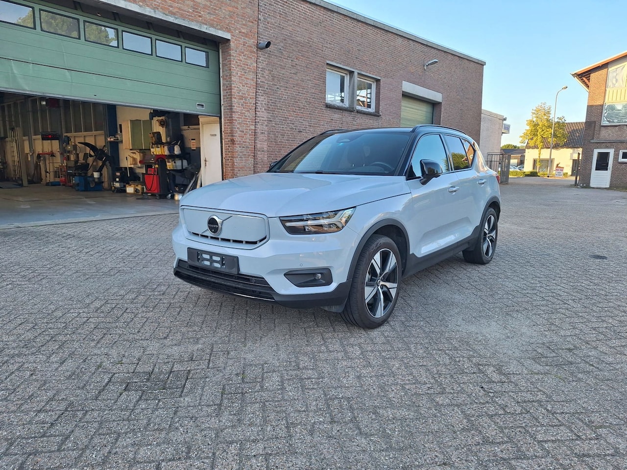 Volvo XC40 - Recharge P8 AWD R-Design | 408PK | PANO | 360° | HK | TREKHAAK - AutoWereld.nl