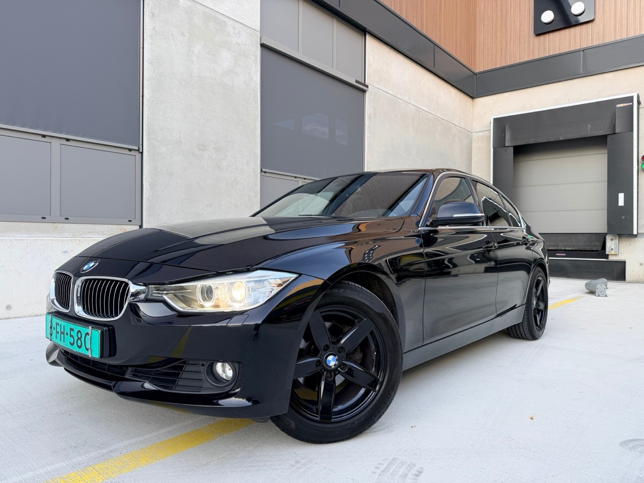 BMW 3-serie - 320i High Executive BMW 3-serie 320i High Ex | Ketting v + Pano + Harman + Trkhk - AutoWereld.nl