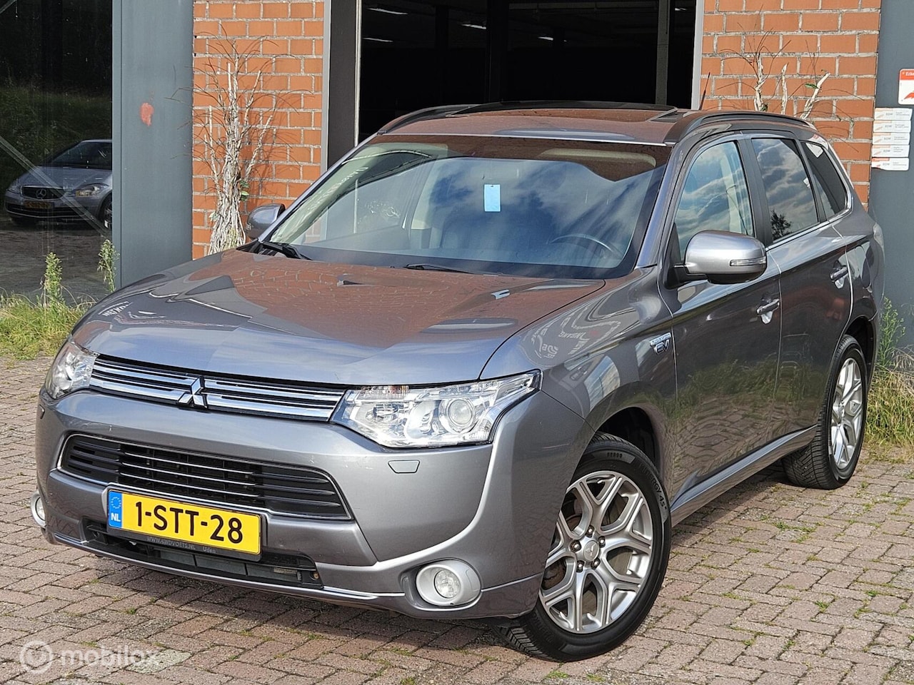 Mitsubishi Outlander - 2.0 PHEV Instyle leer/Navi/Pano/cruise - AutoWereld.nl