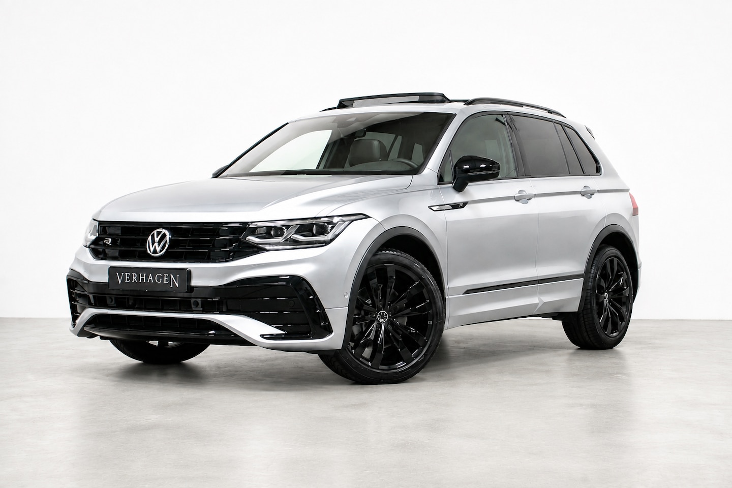 Volkswagen Tiguan - 2.0 TSI R-line Black Style Leer Pano 4motion - AutoWereld.nl