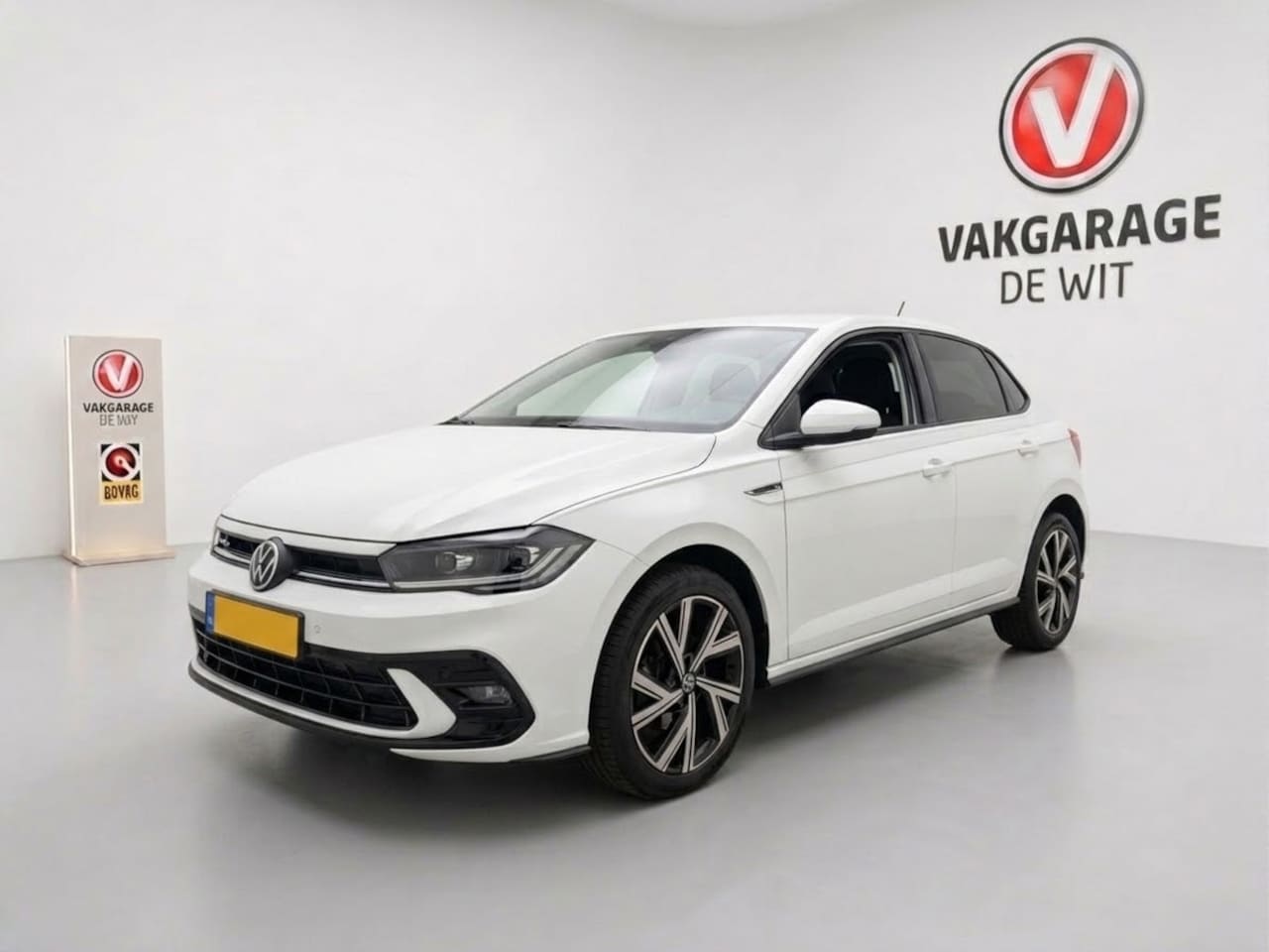 Volkswagen Polo - 1.0 TSI R-Line Automaat | Matrix LED | ACC | Stoelverwarming - AutoWereld.nl