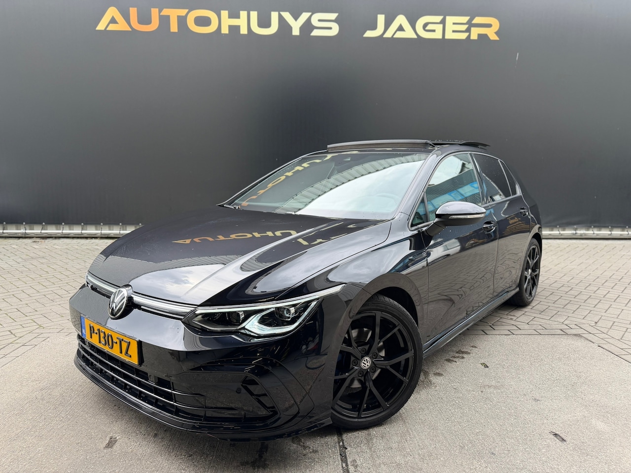 Volkswagen Golf - 1.5 TSI R-Line Panorama IQLights Camera Carplay R-Wielen - AutoWereld.nl