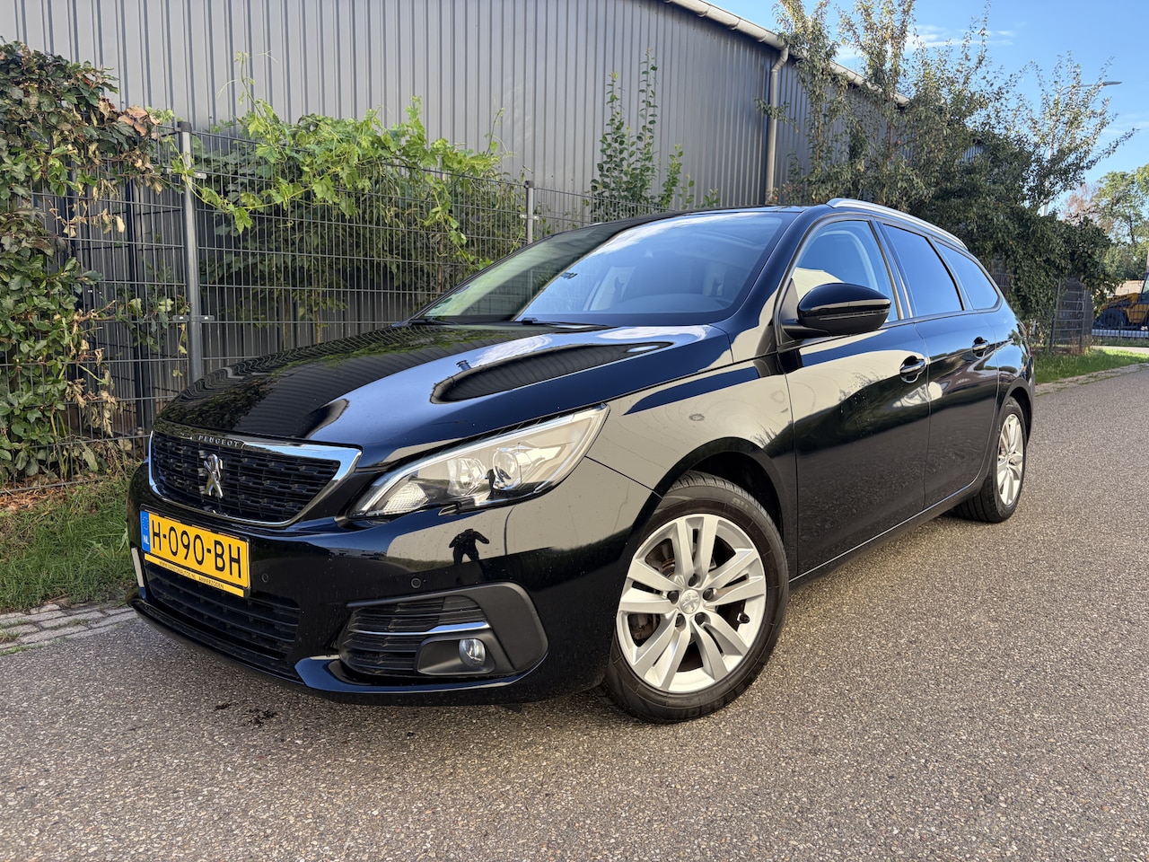 Peugeot 308 SW - 1.2 PureTech Blue Lease Executive / NAVI / CRUISE / PANORAMADAK / 156dkm! NAP! - AutoWereld.nl