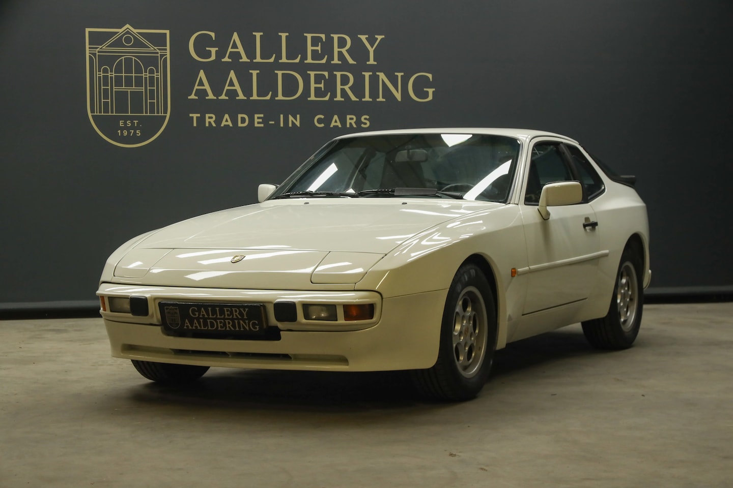 Porsche 944 - 2.5 Coupé "Alpinweiß" Proof that "in the hands of the right owners" high mileage is no pro - AutoWereld.nl