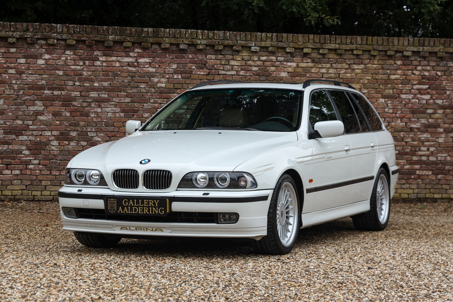 Alpina B10 - V8 Touring "In Alpine White III" "In Alpine White III" - with a tan/beige leather interior - AutoWereld.nl