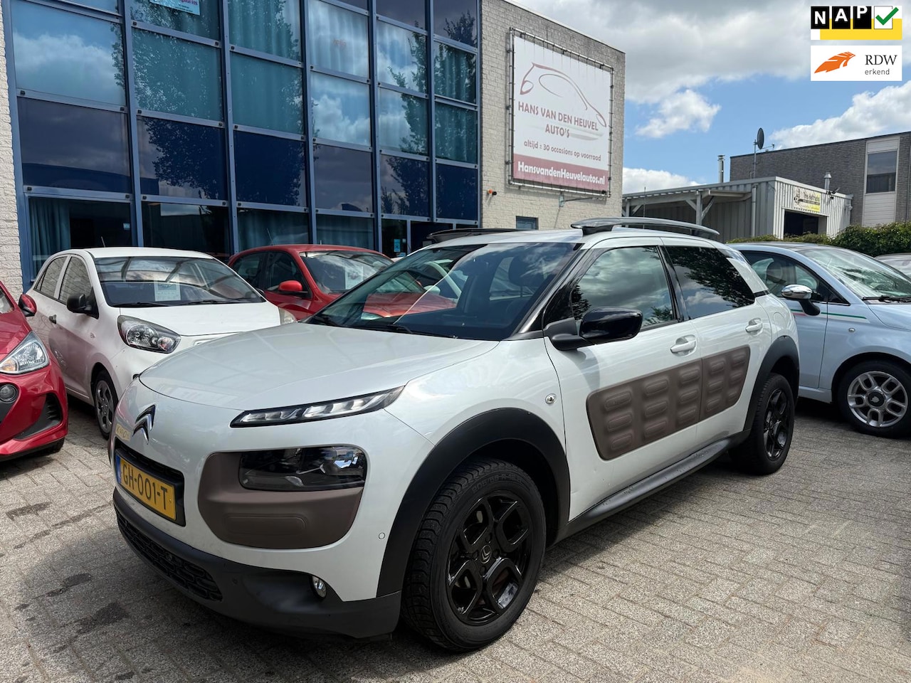 Citroën C4 Cactus - 1.2 PureTech Shine Trekhaak, Navi, Camera, APK 06/27 - AutoWereld.nl