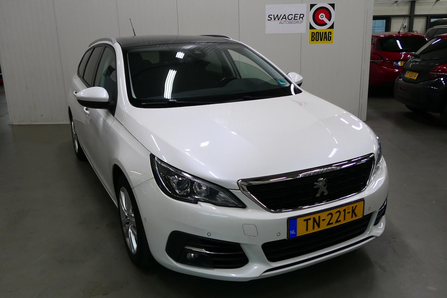 Peugeot 308 - 1.2 PureTech Blue Lease Executive 1.2 PureTech 110pk Blue Lease Executive (goed onderhouden) - AutoWereld.nl
