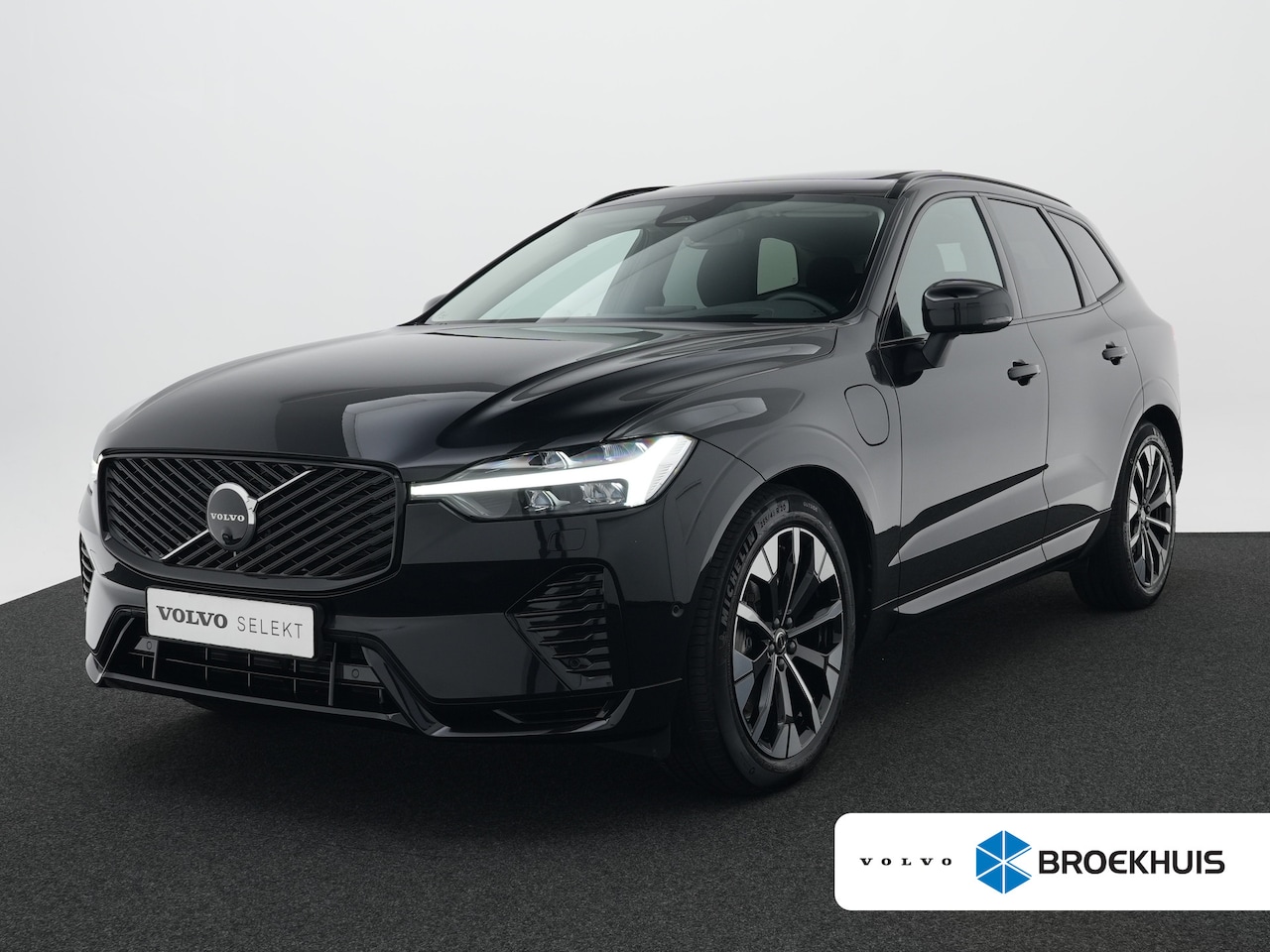 Volvo XC60 - T6 Recharge AWD Ultra Dark | Luchtvering | Head-Up | 360° Camera | Panoramadak | Trekhaak - AutoWereld.nl