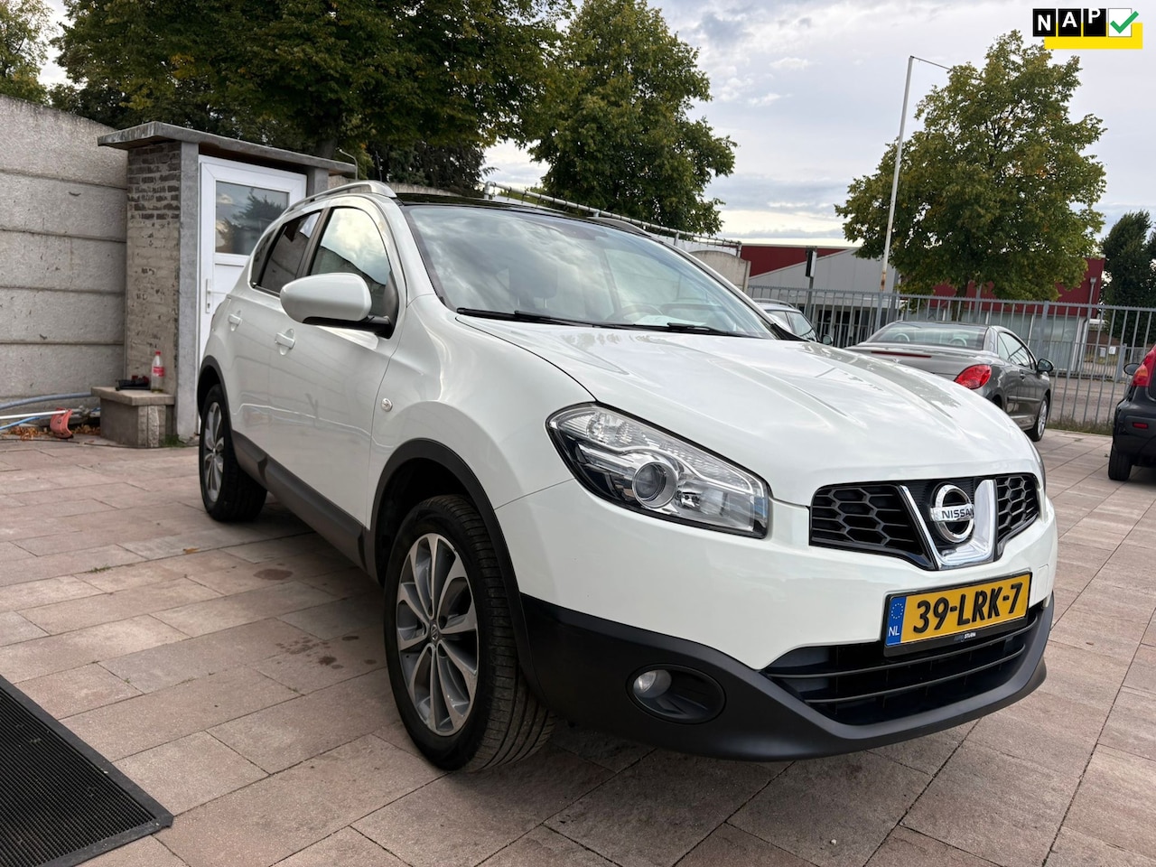 Nissan Qashqai - 2.0 Acenta|Automaat|Navi|Pano|Trekhaak - AutoWereld.nl