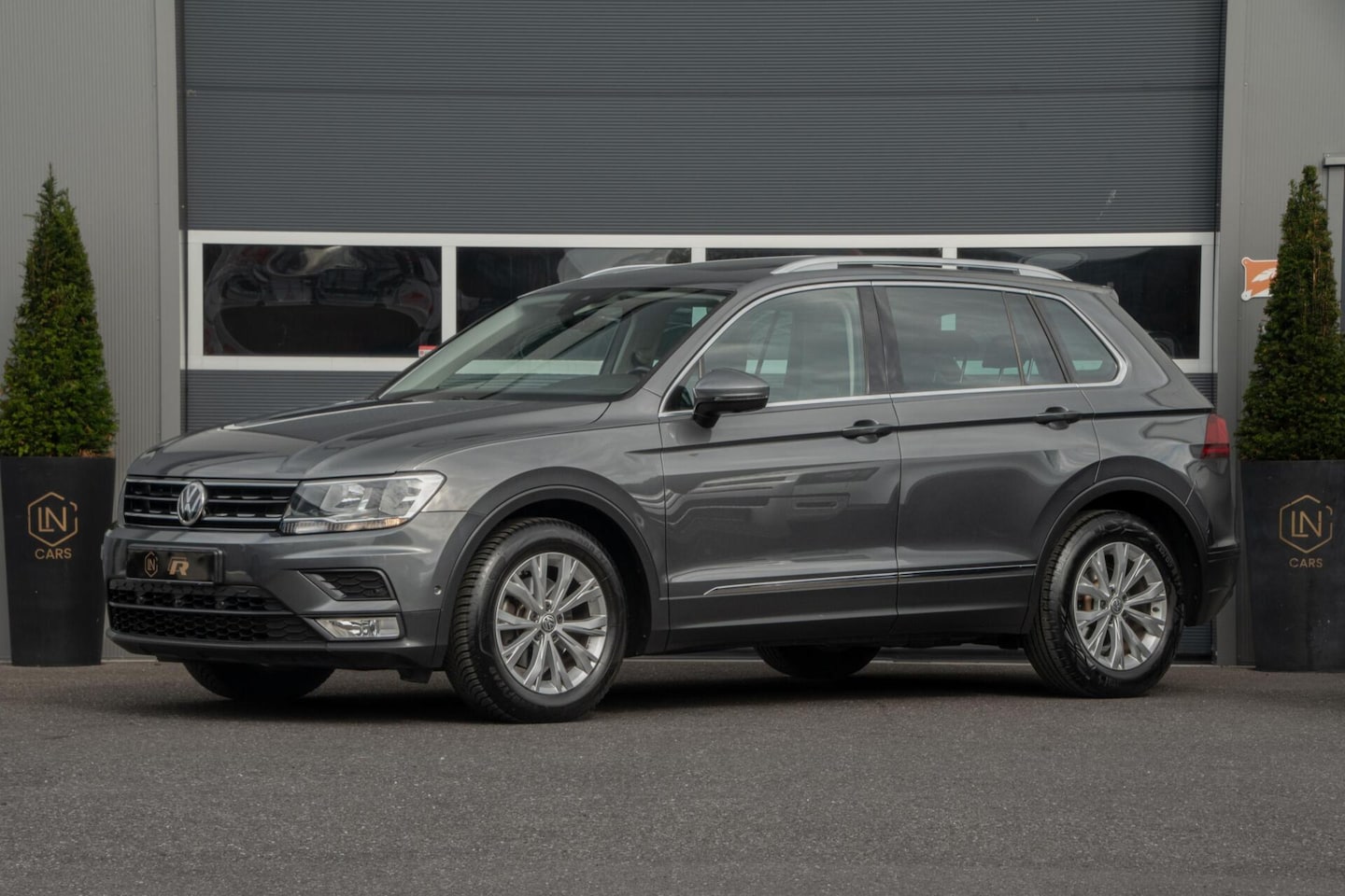 Volkswagen Tiguan - 1.4 TSI ACT |Pano|DAB|Camera | Trekhaak - AutoWereld.nl