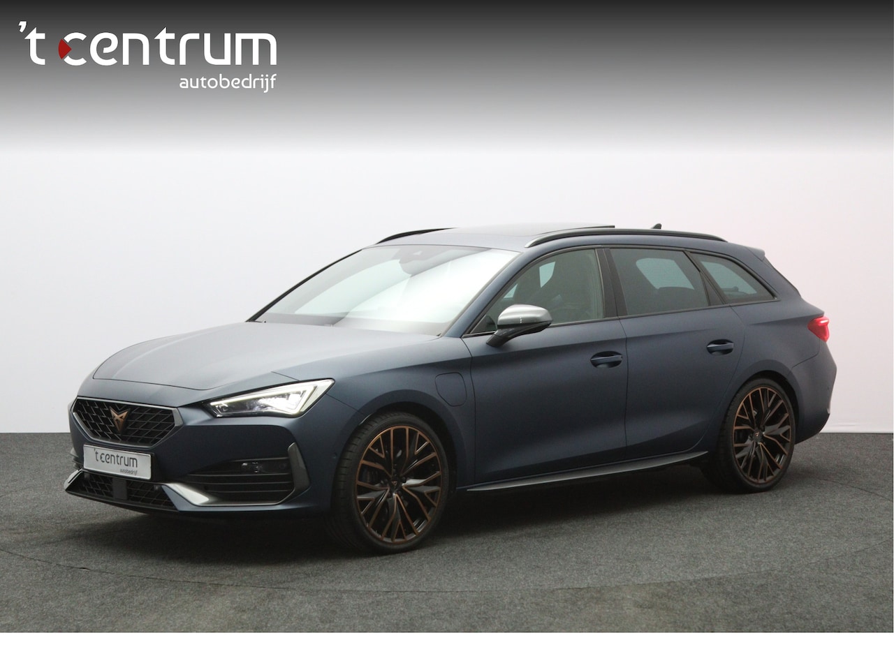 CUPRA Leon Sportstourer - 1.4 e-Hybrid 245 PK VZ Copper Edition PHEV, Panoramadak, Kuipstoelen, Adap. Cruise Control - AutoWereld.nl