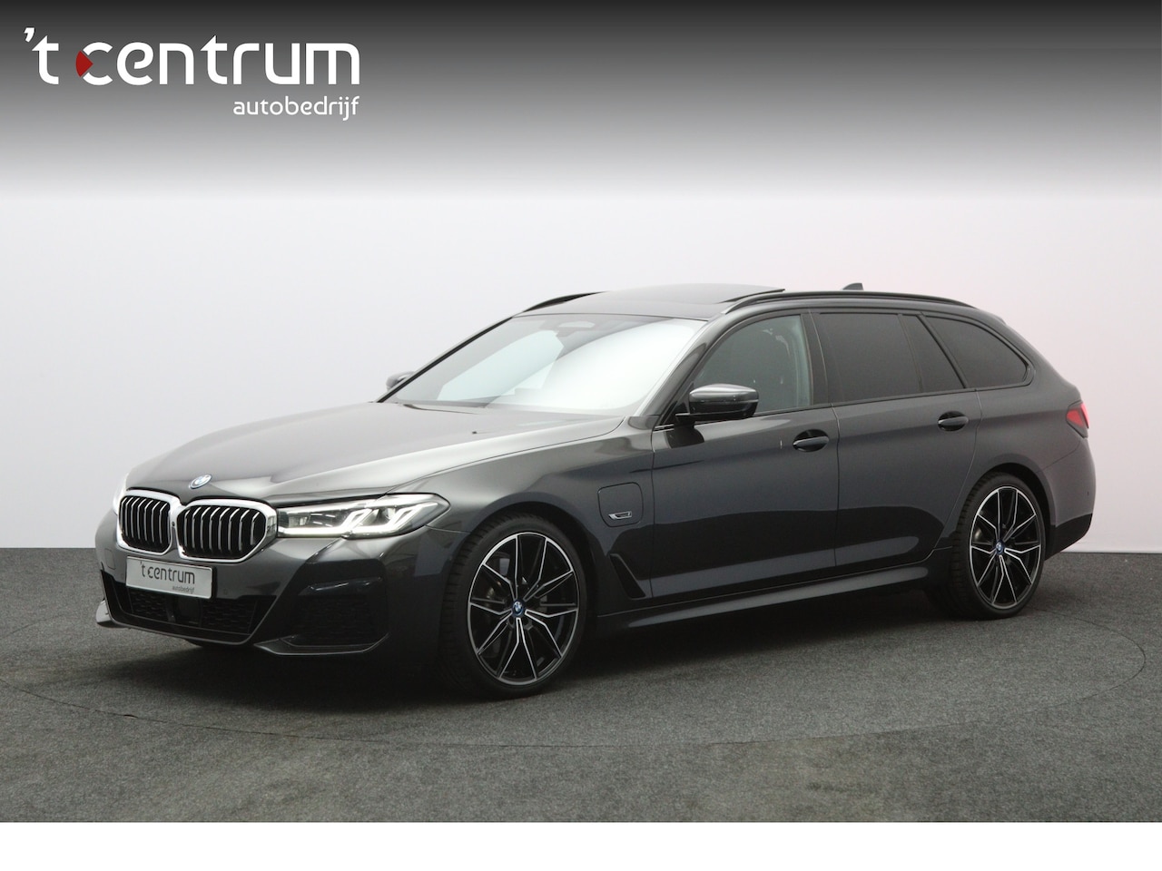 BMW 5-serie Touring - 530e 293 PK Executive Sensatec M-Sport PHEV, Trekhaak, Panoramadak, Harman/Kardon, Adap. C - AutoWereld.nl