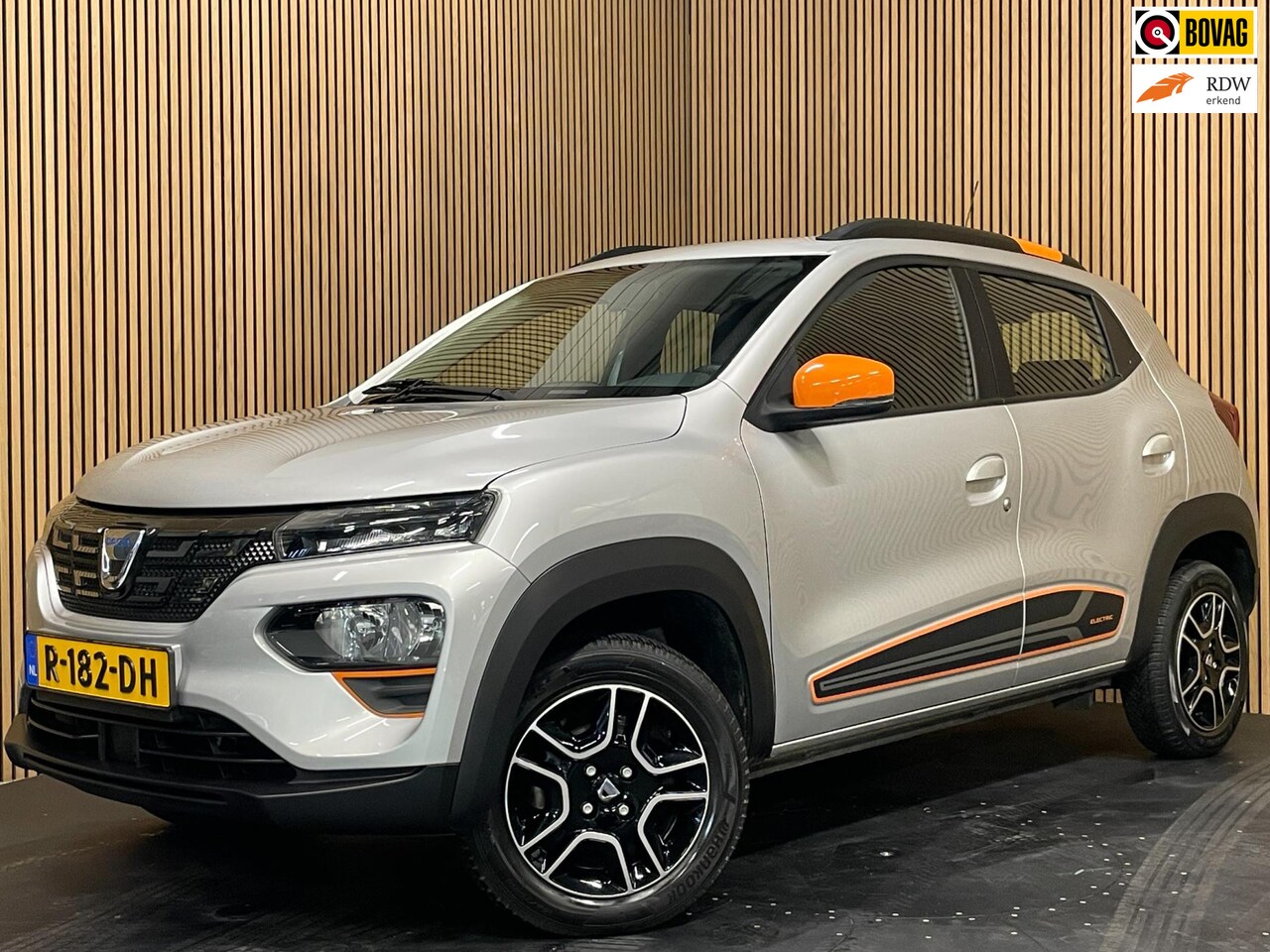 Dacia Spring - Comfort Plus (Orange Pack) 27 kWh|AIRCO|LEDER|CARPLAY|CRUISE CTRL|ACHTERUITRIJCAMERA|NAVI| - AutoWereld.nl
