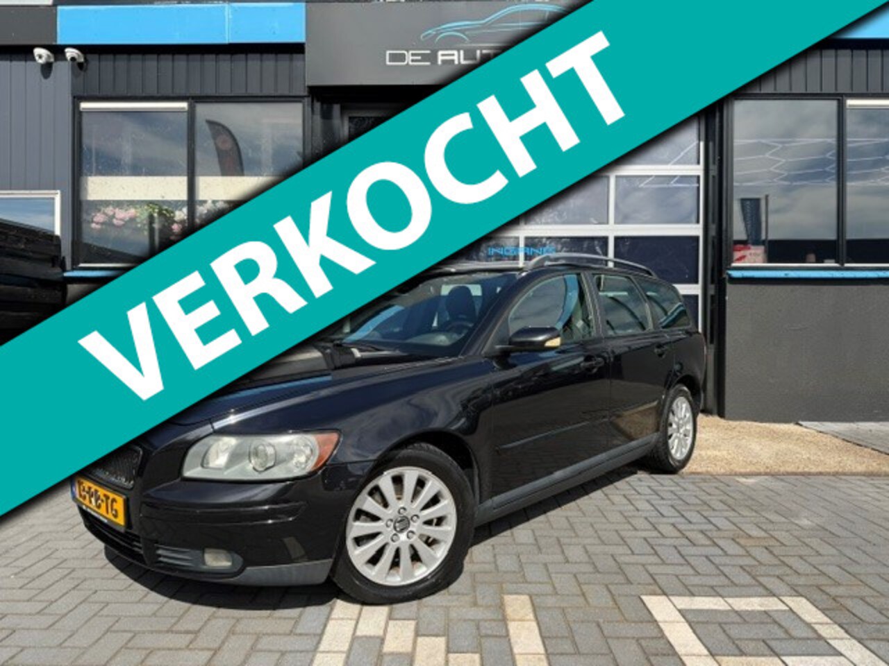 Volvo V50 - 2.4 Momentum Airco Cruise Trekhaak Nieuwe APK Dealeronderhouden Leuke Auto !!! - AutoWereld.nl