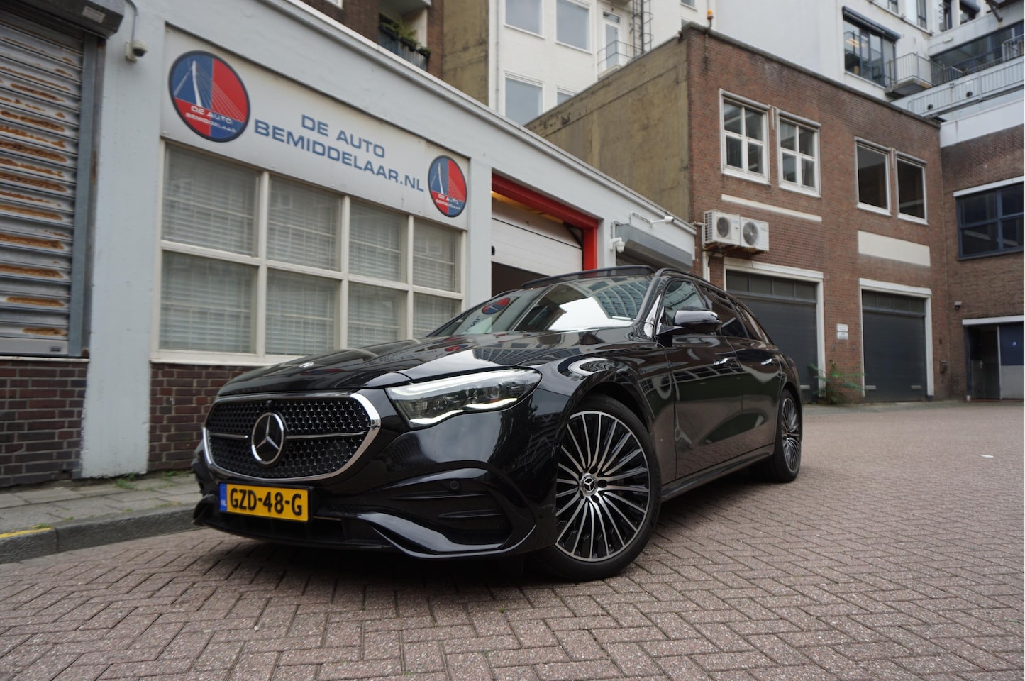 Mercedes-Benz E-klasse Estate - 300 e AMG Line Premium Plus Airmatic | Hyperscreen | Trekhaak | Pano | Adaptive + Lane | M - AutoWereld.nl