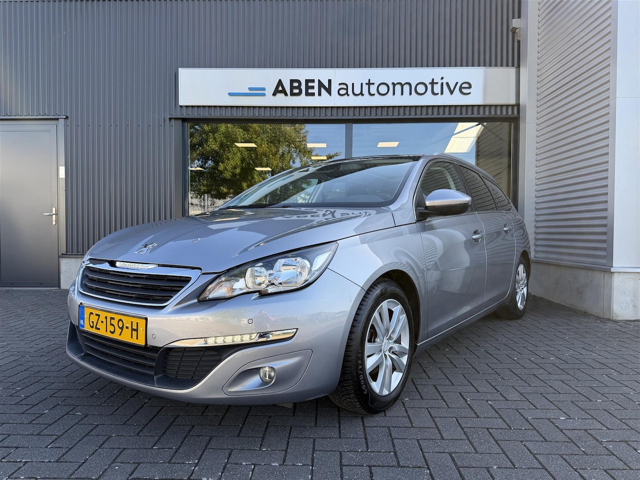 Peugeot 308 SW - 1.2 PureTech Allure 1.2 Puretech 110PK Allure (PANO|TREKHAAK|NAVI|4-SEIZ.) - AutoWereld.nl