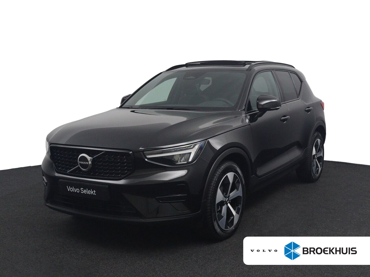 Volvo XC40 - 2.0 B4 Plus Dark | Panoramadak | Trekhaak | 19 inch velgen | Elektrisch Verstelbare Stoele - AutoWereld.nl