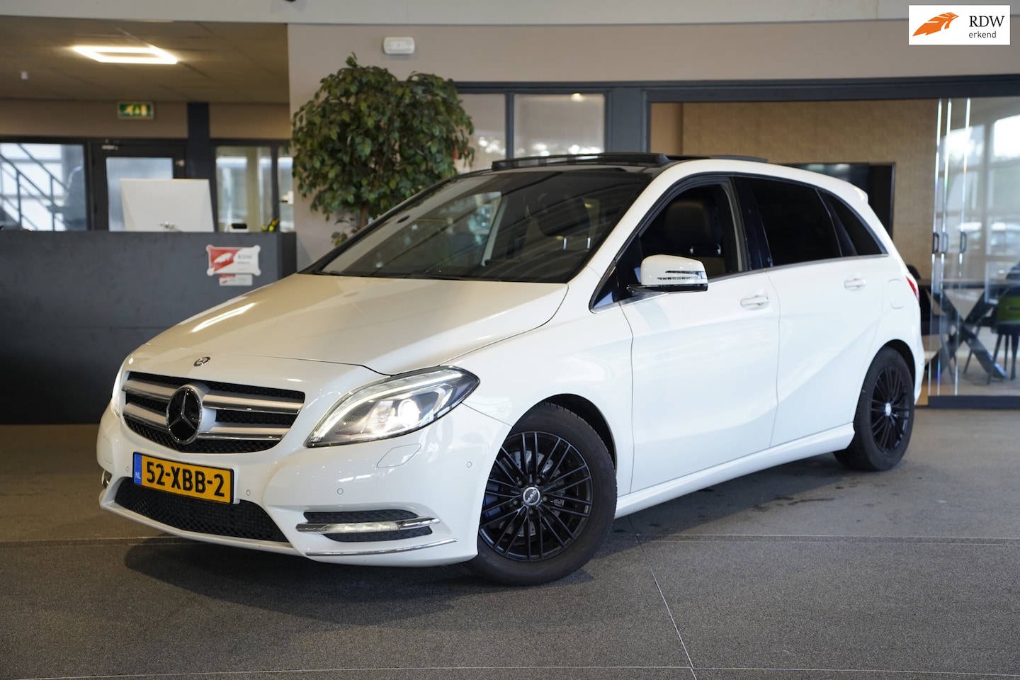 Mercedes-Benz B-klasse - 180 Ambition Pano Xenon Leder trekhaak - AutoWereld.nl