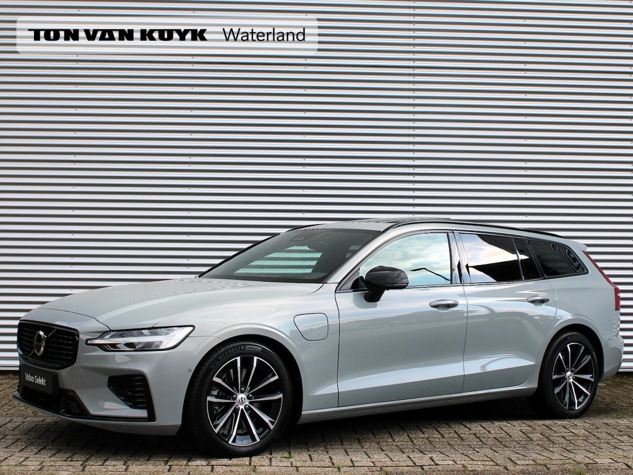 Volvo V60 - 2.0 T8 Plug-in hybrid AWD Plus Dark Automaat / Panoramadak / Trekhaak / Privacy Glass / He - AutoWereld.nl