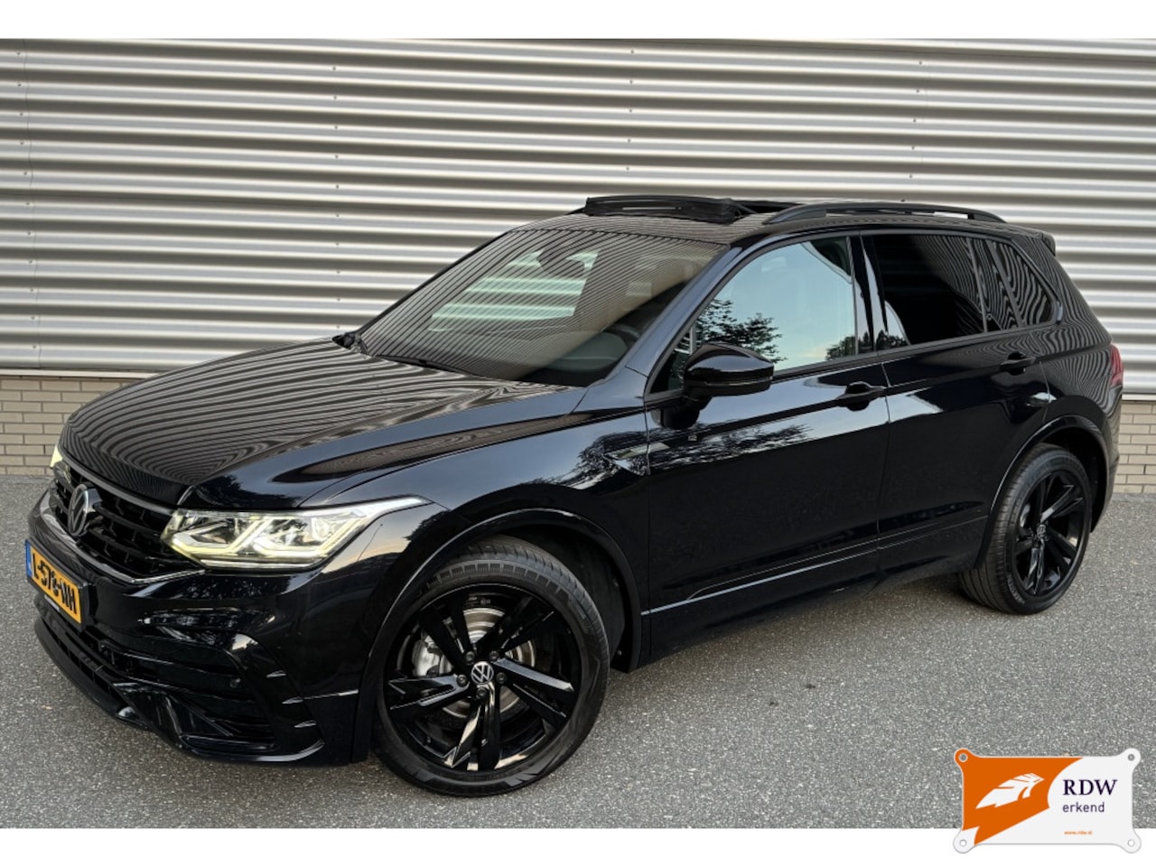Volkswagen Tiguan - 1.5 TSI R-Line Pano | Stuurverw. - AutoWereld.nl
