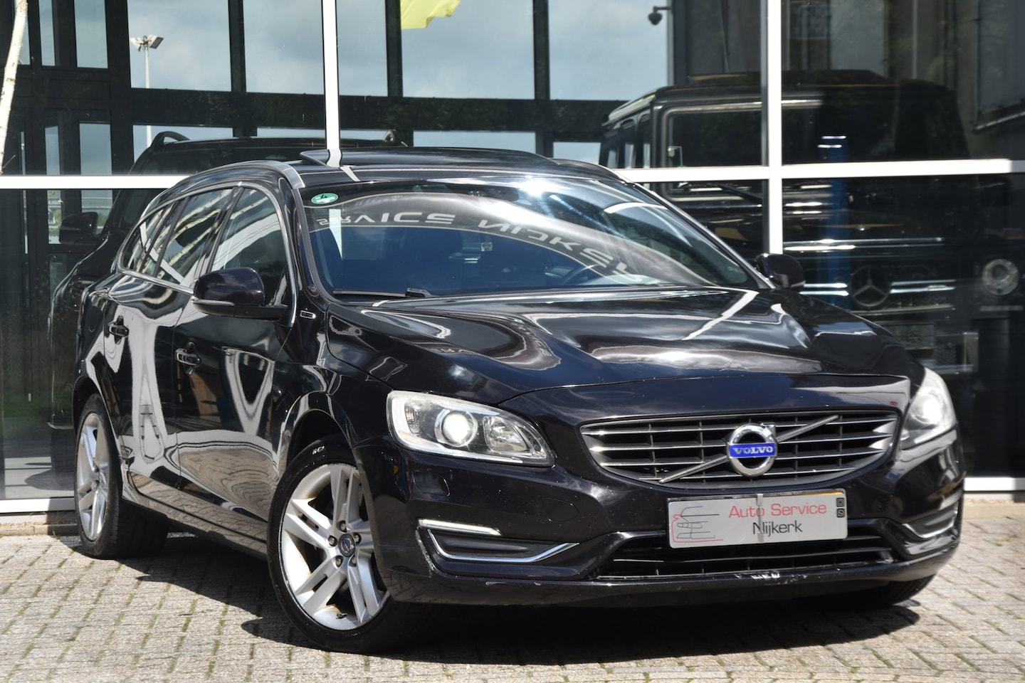 Volvo V60 - 2.4 D6 AWD Plug-In Hybrid Summum Aut. Leder Dak Airco Xenon Trekhaak - AutoWereld.nl