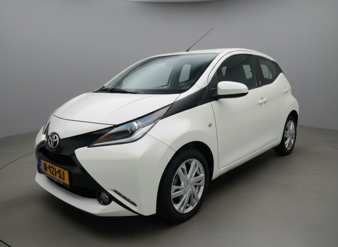 Toyota Aygo - 1.0 VVT-i x-cite | Camera | Airco | 5Drs - AutoWereld.nl