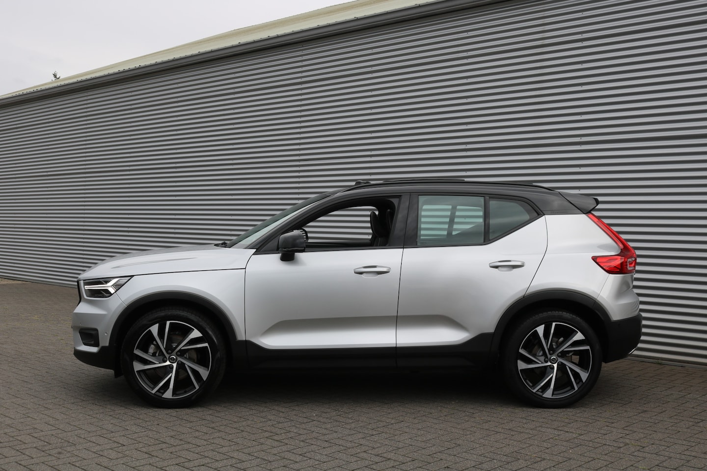 Volvo XC40 - 2.0 T4 R-Design 2.0 T4 R-Design (Orig NL! 66.085Km! Pano Sportleder/Memory ACC Keyless Full-Led Trekhaak 2 - AutoWereld.nl