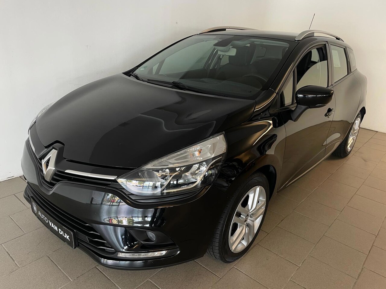 Renault Clio Estate - 0.9 TCe Limited AIRCO NAVI CRUISE STOELVERW TREKHAAK NETTE AUTO - AutoWereld.nl