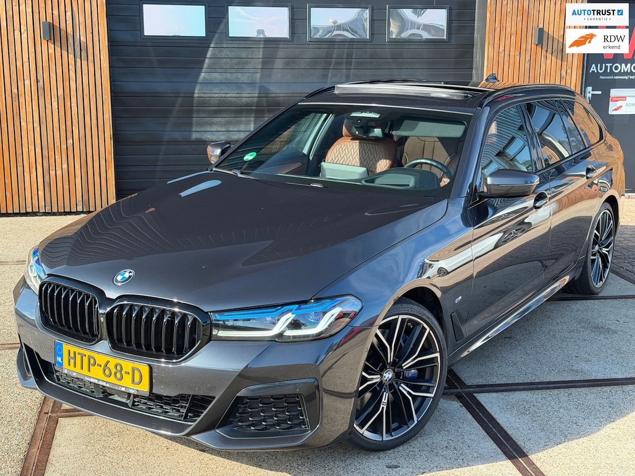 BMW 5-serie Touring - 540d xDrive High Executive M-Sport / Leder / HUD / Trekhaak / 360cam / ACC / B&W Audio / P - AutoWereld.nl