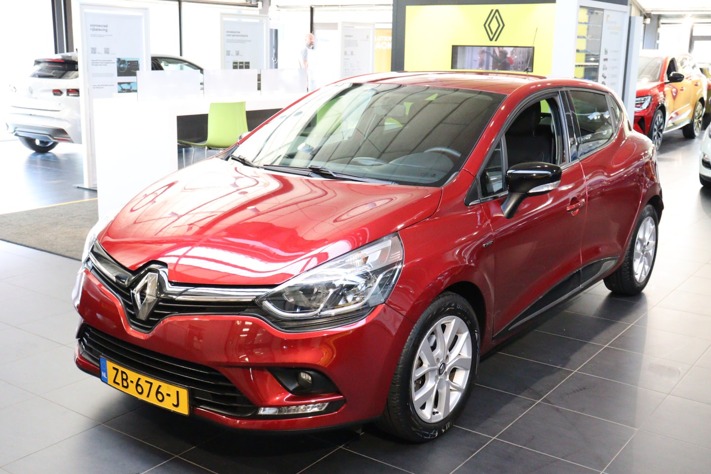 Renault Clio - TCe 90pk Limited +trekhaak - AutoWereld.nl