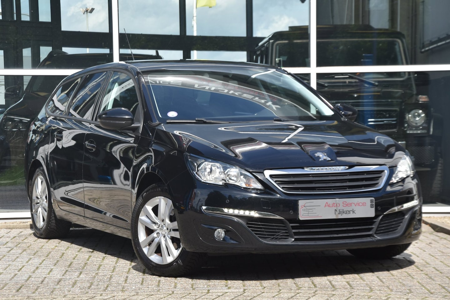 Peugeot 308 SW - 1.2 PureTech Blue Lease Premium Airco Nav. Led Trekhaak Cruise - AutoWereld.nl