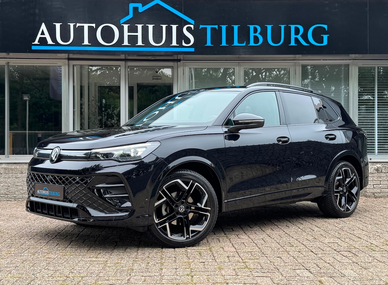 Volkswagen Tiguan - 1.5 eTSI R-Line Pano H/K 360' HUD Trekhaak - AutoWereld.nl
