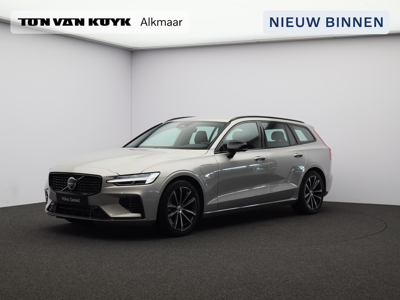 Volvo V60 - T6 AWD Plug-in hybrid AWD Plus Dark Stoel verwarming / Trekhaak / Cruise control / Memory - AutoWereld.nl