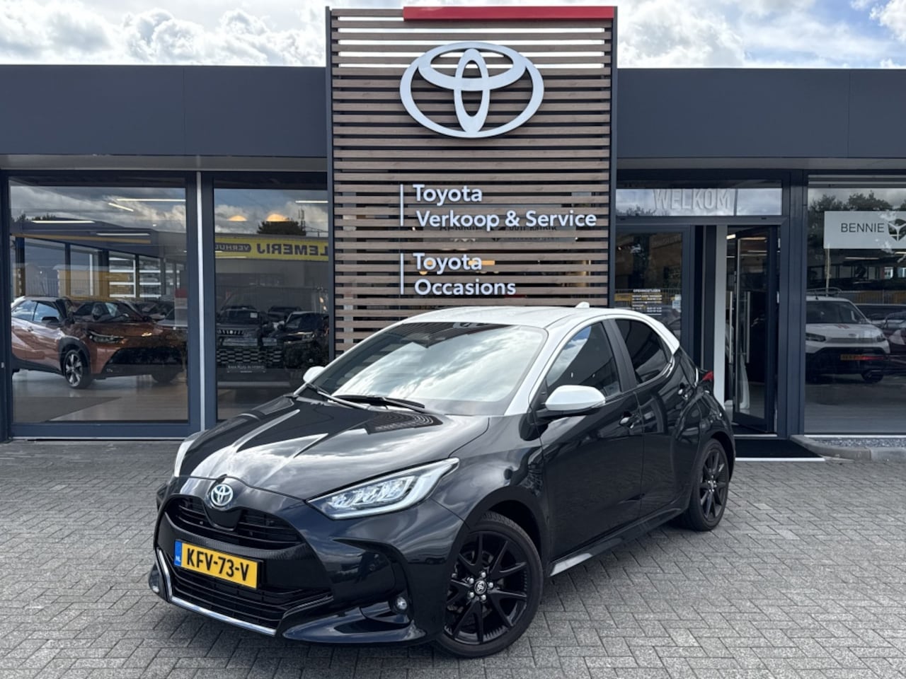Toyota Yaris - 1.5 Hybrid Executive Bi-Tone | PDC V+A | HUD - AutoWereld.nl