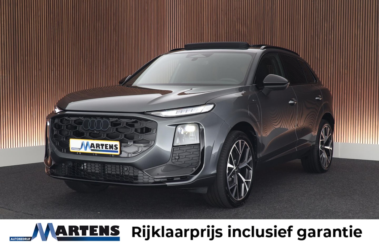 Audi Q3 - 1.5 272pk e-hybrid S edition Trekhaak Camera Keyless Panoramadak Stoelverwarming Virtual C - AutoWereld.nl