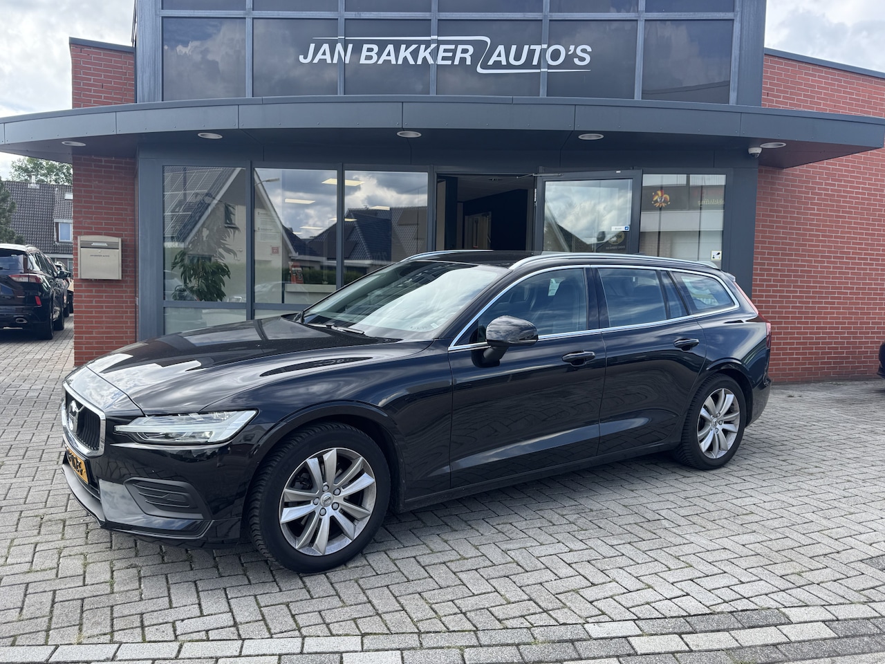 Volvo V60 - 2.0 D3 Momentum ✅ Cruise ✅ Carplay ✅ Elektrische stoelen ✅ - AutoWereld.nl