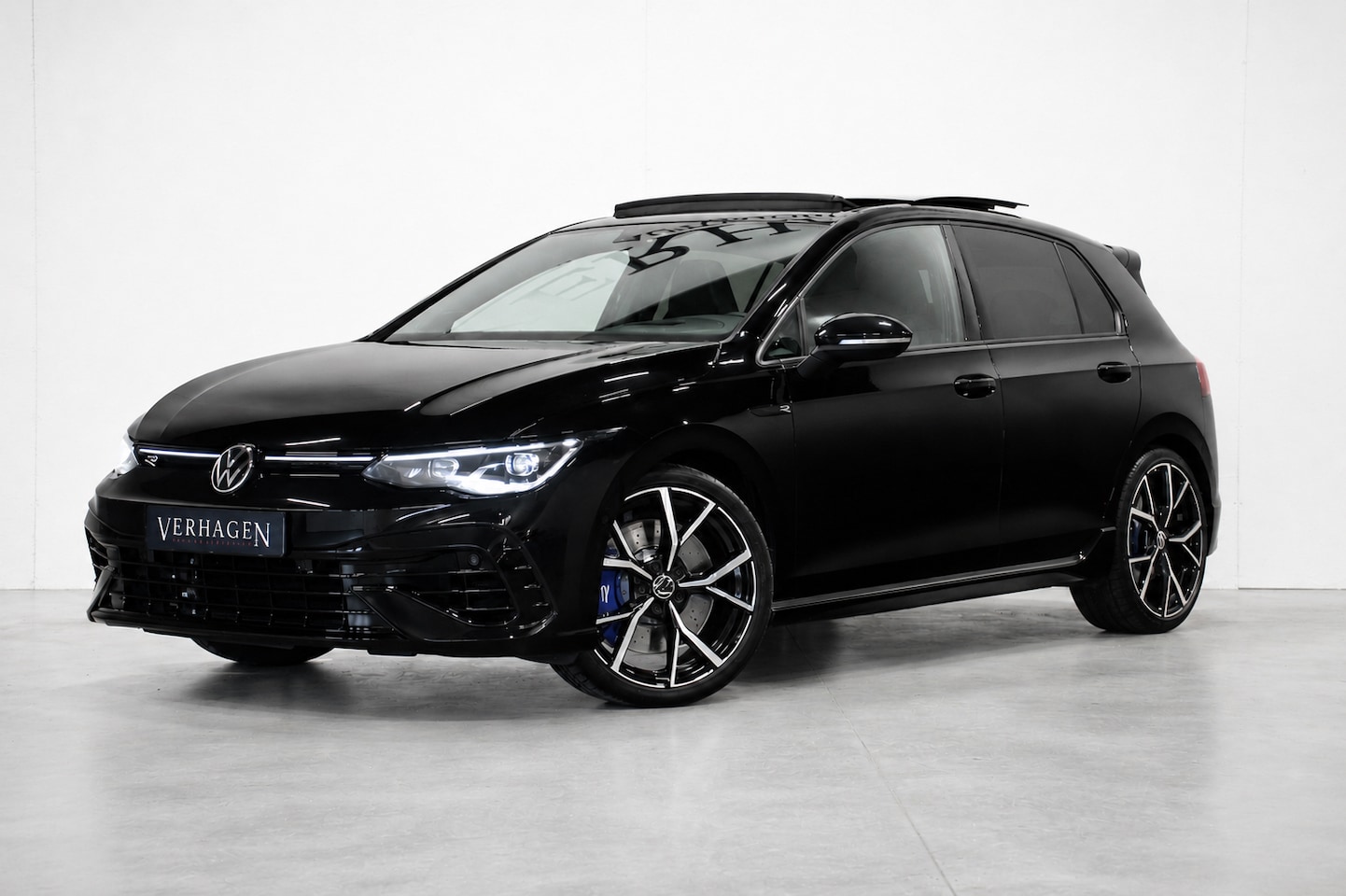 Volkswagen Golf - 8 R Performance Pack Akrapovic 2.0 TSI 320pk Harman Kardon - AutoWereld.nl