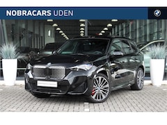 BMW iX1 - eDrive20 M Sport / Trekhaak / Panoramadak / Sportstoelen / Comfort Access / Head-Up / Harm