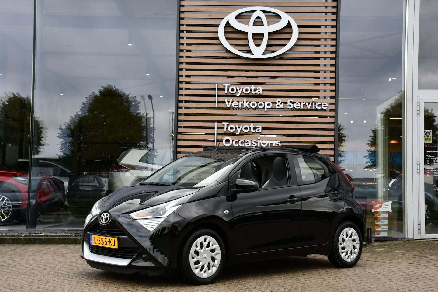 Toyota Aygo - 1.0 VVT-i x-play cabrio Automaat 72pk | Elektrisch vouwdak | Apple Carplay/Android Auto | - AutoWereld.nl