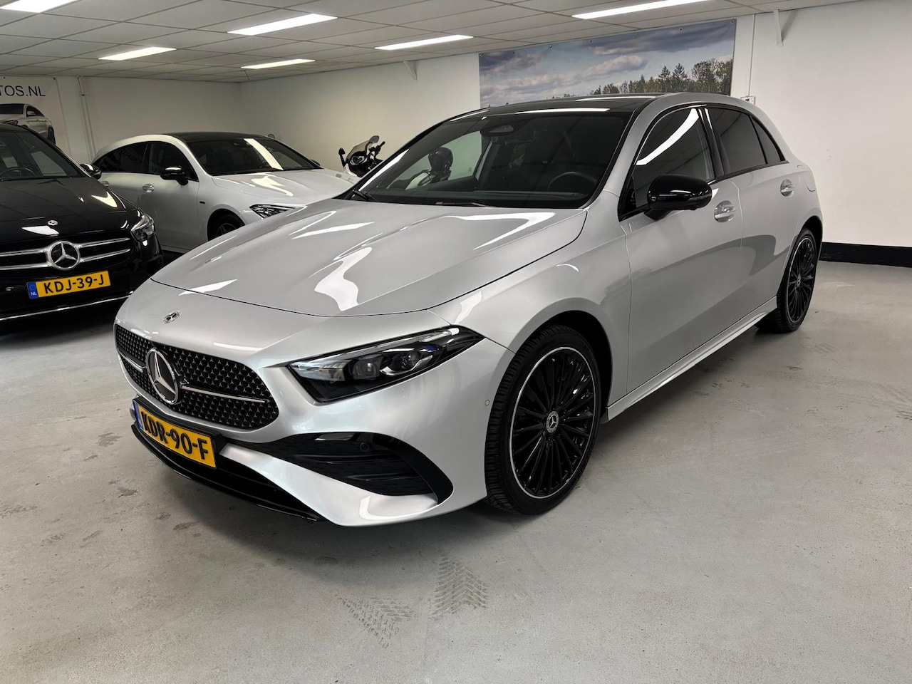 Mercedes-Benz A-klasse - 250 e AMG Pano Burmester 360 Keyless 19" Dodehoek - AutoWereld.nl