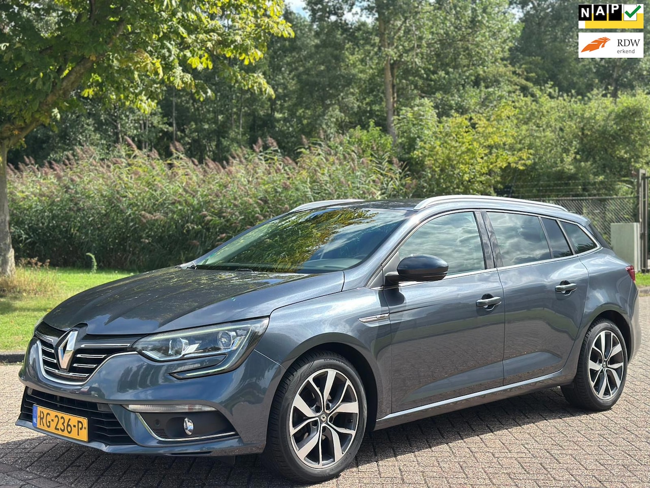 Renault Mégane Estate - 1.2 TCe Bose/AIRCO/CRUISE/HALF LEDER/PARKEERSENS VOOR-ACHTER/LED/RIJSTROOKSENS/TREKHAAK - AutoWereld.nl