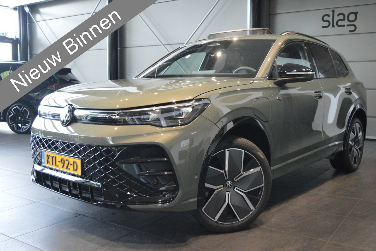 Volkswagen Tiguan - 1.5 eHybrid 3X R-LINE Black Style head up pano 20 inch 272 pk !! - AutoWereld.nl
